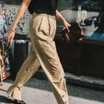 cómo combinar pantalones beige