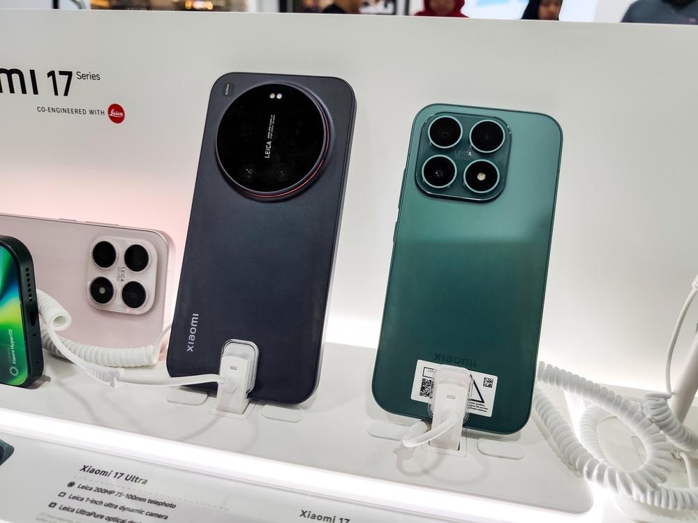 Comparativa de celulares en oferta con distintas camaras traseras expuestos en tienda