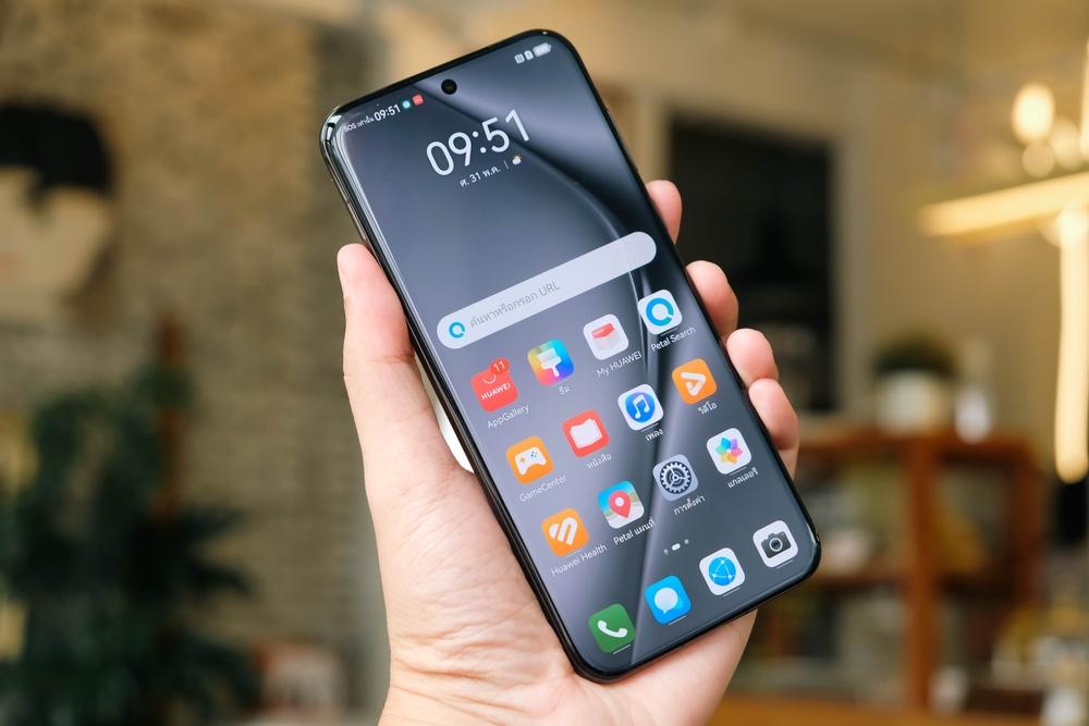 Persona sosteniendo un celular en oferta con la pantalla encendida